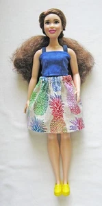 Barbie Fashionistas Puppe kurviger Körpertyp mit vielen welligen braunen Haaren - Bild 1 von 3