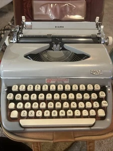 Máquina de escribir portátil Royal Diana vintage años 60 en estuche funciona limpia - Imagen 1 de 22