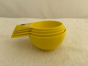 Vintage Retro Crown Corning Set 4 Nesting Yellow Plastic Measuring Cups Made HK - Picture 1 of 10