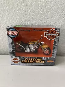 2001 HARLEY DAVIDSON SOFTAIL DEUCE MOTORCYCLE METAL MAXX SPIN MASTER FXSTD 1/17 - Picture 1 of 3