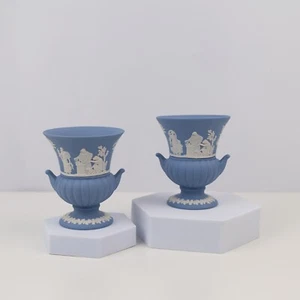 Wedgwood Jasperware coppia piccolo vaso urna blu bianco piccolo vintage Inghilterra ceramica - Foto 1 di 7