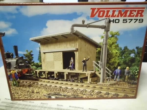 Vollmer HO 5779 capannoni carbone ""Mayrhofen"" NUOVO IMBALLO ORIGINALE - Foto 1 di 1