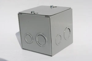 Scatola di giunzione 4"" X 4"" X 4"" Copertura vite in metallo NEMA 1 contenitore interno nuovo in scatola - Foto 1 di 4
