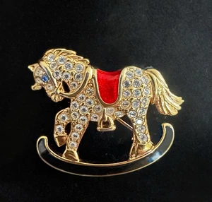 Spilla cavallo a dondolo smaltato strass firmata Monet 1,5" x 1,1/4" spilla vintage - Foto 1 di 12