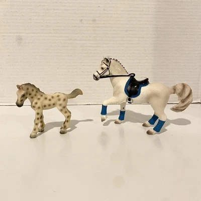 Silla de montar Bullyland caballo y potro gris yegua leopardo potro Appaloosa Foto 1 de 4