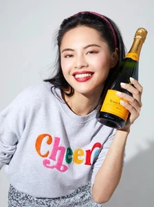 Sudadera Clásica Shiraleah “Cheers”, Gris Bordado, Talla Mediana, $70 ¡NUEVA CON ETIQUETAS! - Imagen 1 de 6