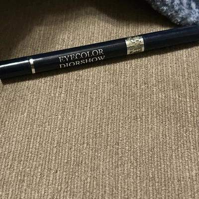 Pluma de sombra de ojos Christian Dior Diorshow color crema 447 verde etapa Foto 1 de 4