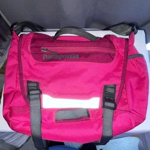 PATAGONIA Mini Mensajero Bandolera de Hombro Computadora Bolso de Trabajo Rosa Caliente Reflectante - Imagen 1 de 17