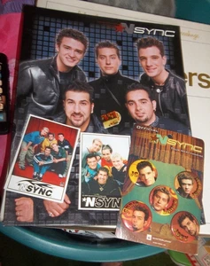 Set di 5 pulsanti vintage 2000 N'Sync Tour, cartella scuola, 2 adesivi e spilla bavero NOS - Foto 1 di 7