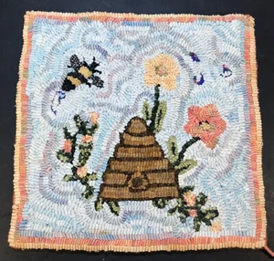 VINTAGE MINI BEE GARDEN HOOKED RUG BEE DESIGN - Picture 1 of 2