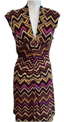 Trina Turk Mujeres 2 Púrpura Zigzag Cuello en V Seda Jersey Acanalado Vestido Vaina B Foto 1 de 4