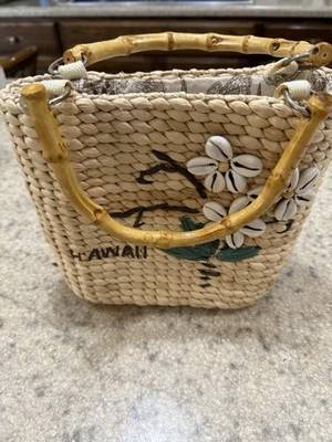 Bolso de mano vintage de paja tejido de mediados del siglo XX con asas de bambú conchas Hawaii Foto 1 de 4