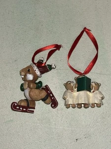 2 adornos Hallmark Keepsake 1983 patinaje conejo y 1991 Glee Club Bears sin caja - Imagen 1 de 3