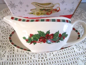 Home Essentials Nastro Tartan Porcellana Agrifoglio Berry Gravy Barca con Sottopiatto. - Foto 1 di 6