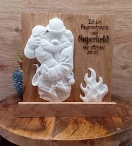 Deko Feuerwehrmann aus Raysin auf Holz mit Gravur - Bild 1 von 1