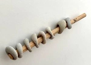 8 rocce naturali da spiaggia Hag Fairy Stones Wish Adder grande 1/4" foro perla #W US - Foto 1 di 18