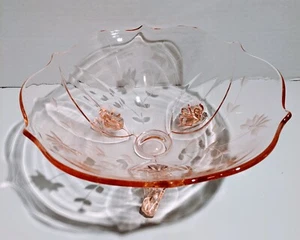 Plato de caramelo/aperitivo de vidrio Pink Depression de 3 patas con grabado floral y estrella - Imagen 1 de 5