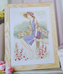 Luxus Kreuzstich-Karte - Elegante Dame am Zaun Genießen Sommer Brise Sampler - Bild 1 von 1