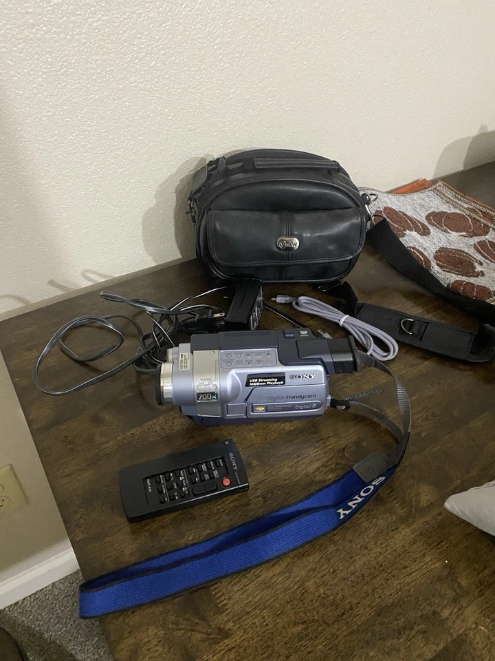 Sony Handycam 700x Nightshot Digital-8 Camcorder Tested Works Comes With Bag - Image 1 of 4
