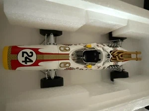 #24 GRAHAM HILL 1966 LOLA INDY 500 WINNER "50TH ANNIVERSARY" REPLICARZ 1/18 - Foto 1 di 9