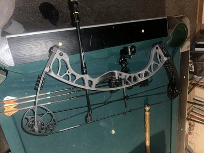 Arco composto Hoyt Torrex XT destro 25,5-30”, 60-70 lb draw blackout - Imagem 1 de 4