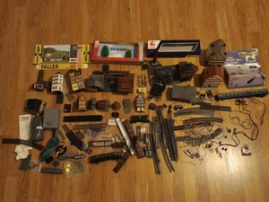 KONVOLUT EISENBAHN WAGEN HÄUSER EISENBAHNZUBEHÖR BÄUME KABEL ETC. BASTLERWARE - Bild 1 von 13