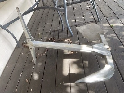 Ancla desgastada de barco antiguo. Cadena de hierro 33” de alto X 23” de largo 5’6”. Foto 1 de 4