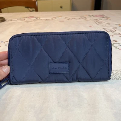 Cartera acolchada Vera Bradley con cremallera alrededor azul marino y diamantes Foto 1 de 4