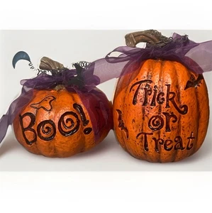 2er Set Halloween Kürbisse Boo & Trick or Treat Resin Deko mit Bändern - Bild 1 von 6