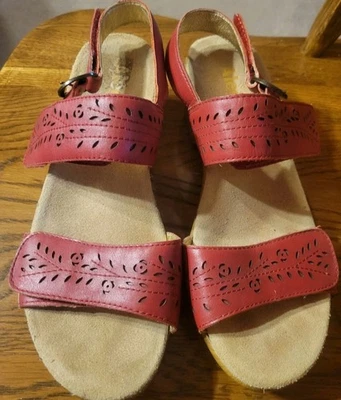 Sandalia de cuña alegria by pg lite roja estampada 40 EE. UU. 9 Foto 1 de 4