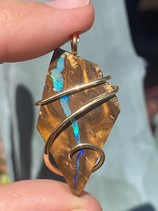 Colgante de 30,00 quilates con matriz de roca de ópalo rebanada de oro amarillo de 14 quilates envoltura de forja peso total - Imagen 1 de 12