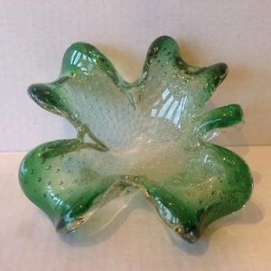 Murano Glass Green Bullicante Bow scalloped quadrifoglio form & Silver Flakes - Bild 1 von 7