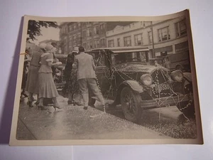 VINTAGE PHOTOGRAPH CAR ON STREET NEW YORK TICKER TAPE PARADE UNKNOWN CAR / EVENT - Picture 1 of 1