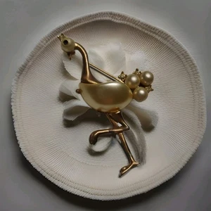 vintage ostrich brooch ~ Pearls Jelly Belly - Picture 1 of 3