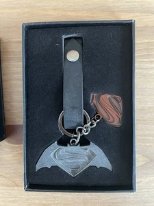 Portachiavi Ufficiale 2016 Batman V Superman Metallo Amicizia DC Comics Qmx - Foto 1 di 3