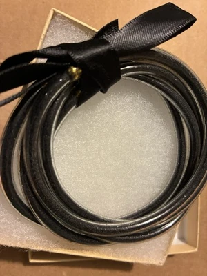 Juego de 5 brazaletes de gelatina negra nuevos en caja Foto 1 de 3