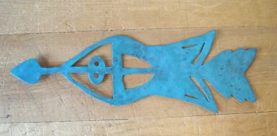 Veleta de chapa antigua hecha a mano direccional - peces y flechas abstractos Foto 1 de 4