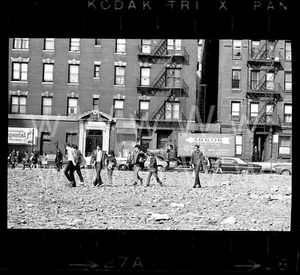 1970 W 45th St Children Midtown Area Manhattan NYC altes 35mm Foto Negativ D18 - Bild 1 von 1