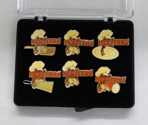 LOTE 6 JUEGO DE ALFILERES DE SOLAPA DE PERSONAL DE COCINA CHEF DE RESTAURANTE HOOTERS - AMARILLO/DORADO - Imagen 1 de 5