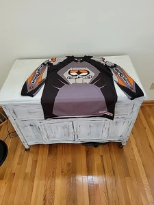 Maglia Xl NoFear. Ha qualche problema con macchie e qualche strappo.vedi foto. - Foto 1 di 14