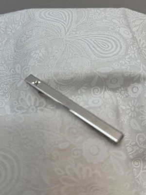 Clip de corbata Krementz plata con acento de circonitas cúbicas Foto 1 de 4