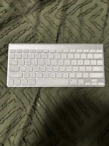 Apple Model #A1314 Magic Keyboard Excellent Condition Bluetooth - Picture 1 of 3