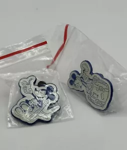 Set di 2 spille commerciali Disney plastica bianca e blu - Foto 1 di 2