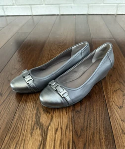 Easy Spirit Youth 5M Balle Flat w/Slight Heel Leather Buckle Detail Gray - Picture 1 of 7