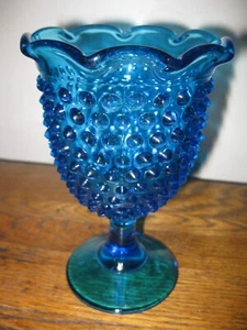 Pfau blau Schuhnagel Glas Floral Maiglöckchen Vase Kelch NEUWERTIG FENTON - Bild 1 von 9