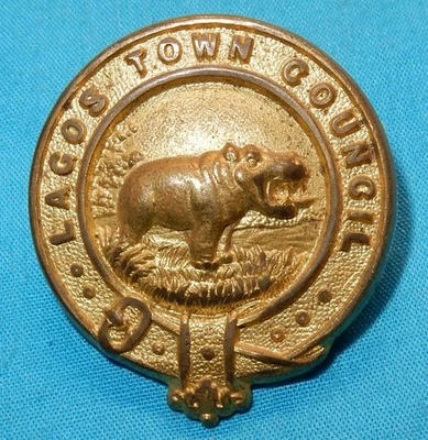 NIGERIA : ANTIQUE 1917-1962 LAGOS TOWN COUNCIL CAP BADGE - 2 LUGS - GENUINE - Image 1 of 2