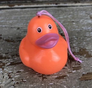 Weihnachtsschmuck Gummi Ente Upcycling Spielzeug Ente Jeep OOAK Custom Neon Orange - Bild 1 von 4