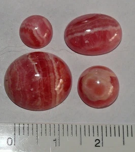 1 Lot = 4 Stck Rhodonit Cabochon, rosa, Maße siehe Foto, 2x oval, 2x rund - Bild 1 von 2