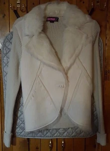 Cremefarbene Wildlederimitat-, Fell- und Rippstrickjacke von Say What, Gr. M, Neu mit Etikett - Bild 1 von 7