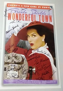 BROOKE SHIELD Broadway POSTER 2004 "Wonderful Town" DARSTELLUNG SIGNIERT 14" x 22" - Bild 1 von 3